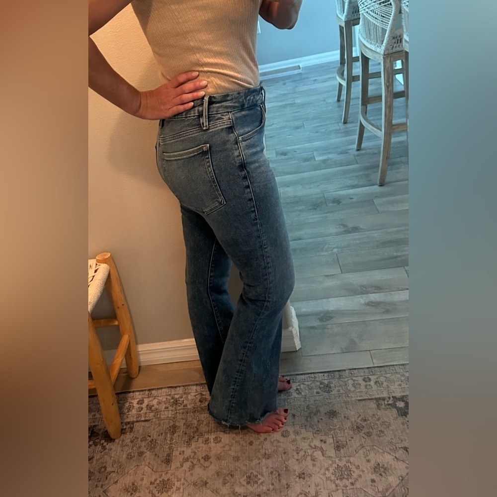 Good American light compression bootcut jeans 8